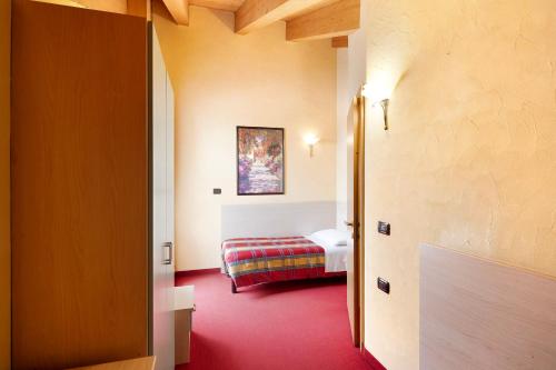 a small room with a bed and a door to a bedroom at Chalet Li Palù Trilocale 4 in Livigno