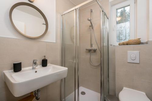 y baño con lavabo y ducha. en CASSEL LOFTS - Moderne Wohnung für 3 - Nah VW-Werk, en Kassel