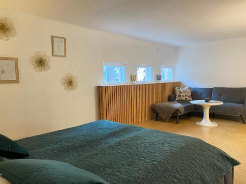 sypialnia z łóżkiem, krzesłem i stołem w obiekcie Cozy home in Tallinn w Tallinnie