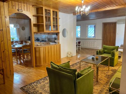 sala de estar con sillas verdes y mesa en Cozy home in Tallinn, en Tallin