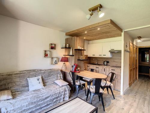 un salon avec un canapé et une table dans l'établissement Charmant 2P à Combloux avec terrasse, parking et casier à ski - FR-1-560-101, à Combloux