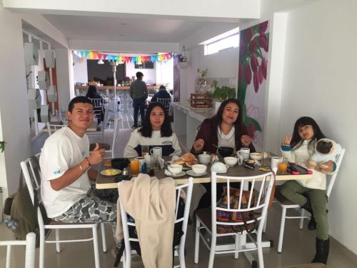 een groep mensen die aan een tafel eten bij Jacuzzi Hotel Cusco in Cuzco