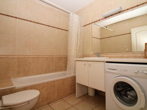 une salle de bain avec un lavabo et une machine à laver dans l'établissement Saint Cyprien : Appartement T3 avec Toit Terrasse, Piscine et Accès Direct à la Plage - FR-1-309-357, à Saint-Cyprien