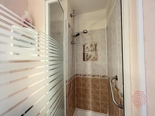 Kúpeľňa v ubytovaní Appartement F2 avec balcon, proche des Thermes à Lamalou-les-Bains, Animaux Acceptés, Parking Gratuit - FR-1-451-166