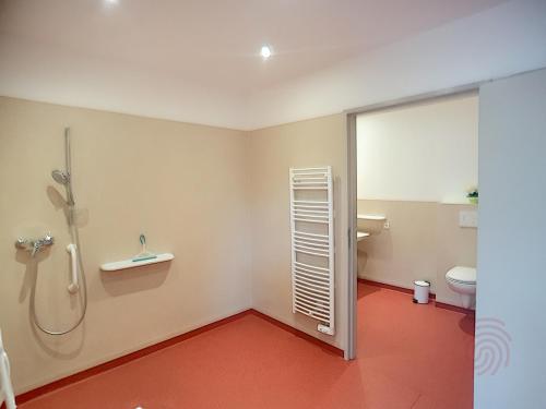 une salle de bain avec douche et toilettes dans l'établissement Appartement F3 Climatisé PMR à 50m des Thermes avec Terrasse et Parking, Animaux Acceptés - FR-1-451-170, à Lamalou-les-Bains