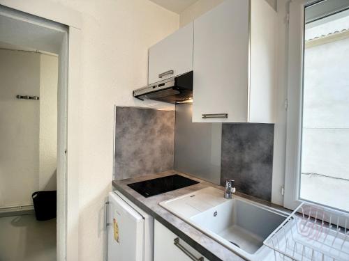 Kuchyňa alebo kuchynka v ubytovaní Appartement F2 avec Véranda, Wifi et Animaux Acceptés Proche Thermes et Parc - Lamalou-les-Bains - FR-1-451-171