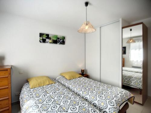 Posteľ alebo postele v izbe v ubytovaní Appartement F2 climatisé avec terrasse, parking privé, à 700m des Thermes de Lamalou-les-Bains - FR-1-451-168