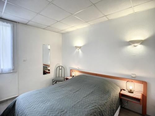Posteľ alebo postele v izbe v ubytovaní Charmant F2 tout équipé, proche centre-ville et Thermes, avec Wifi, animaux acceptés - FR-1-451-173