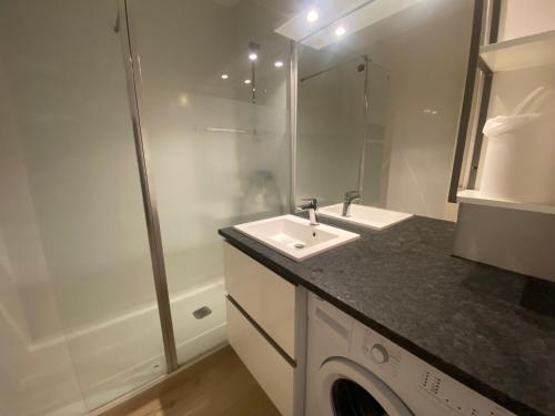een badkamer met een wastafel en een wasmachine bij Appartement Arcachon, 3 pièces, 6 personnes - FR-1-374-199 in Arcachon