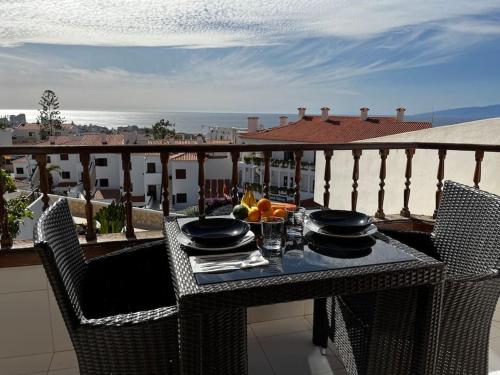 une table avec une assiette de nourriture sur un balcon dans l'établissement Ocean View Oasis, à Adeje