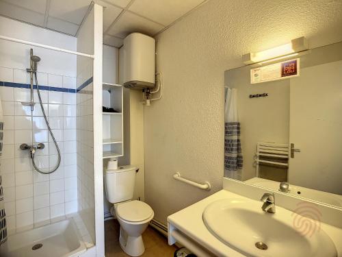 une salle de bain avec un lavabo, des toilettes et une douche dans l'établissement Studio Cosy à Lamalou-les-Bains, Proche Centre et Thermes, Balcon, Wi-Fi, Animaux Bienvenus - FR-1-451-180, à Lamalou-les-Bains