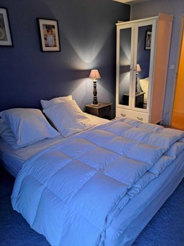 - un grand lit blanc dans une chambre avec un miroir dans l'établissement Large apartment with sea view, à Le Touquet-Paris-Plage