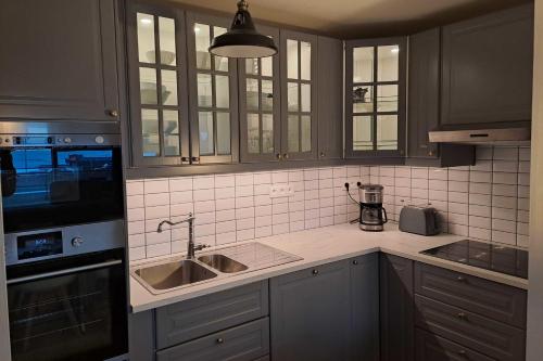 une cuisine avec un évier et une cuisinière dans l'établissement Large apartment with sea view, à Le Touquet-Paris-Plage