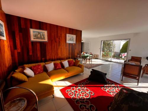 un salon avec un canapé et une table dans l'établissement Maison spacieuse à Olonne-sur-Mer avec jardin clos, proche plages et commerces, idéale familles - FR-1-197-560, à Les Sables-dʼOlonne