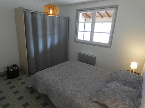 Posteľ alebo postele v izbe v ubytovaní Maison à 700m de la plage, 4 chambres, WIFI, animaux acceptés - Notre-Dame-de-Monts - FR-1-540-175