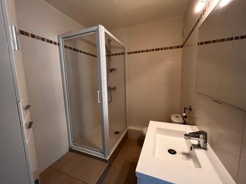 y baño con ducha y lavamanos. en Studio Les Sables-d'Olonne, 1 pièce, 2 personnes - FR-1-197-559, en Les Sables-dʼOlonne