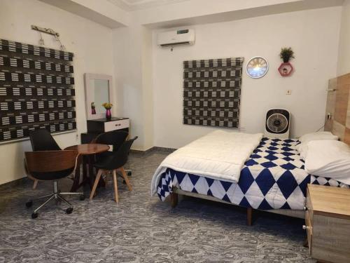 una camera con letto, tavolo e sedie di Tastefully furnished apartment a Port Harcourt