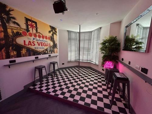 Ένα ή περισσότερα κρεβάτια σε δωμάτιο στο The White House Vegas Suites