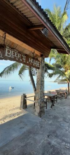 a sign for a beer house on the beach at Beer's House Bungalows เบียร์เฮ้าส์บังกะโล in Ban Lamai