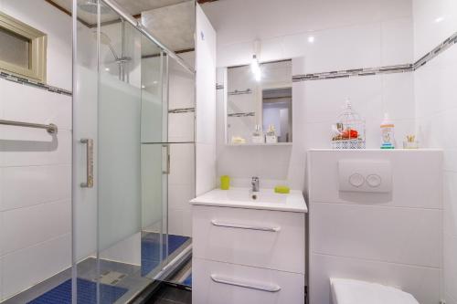 Ένα μπάνιο στο Appartement Le Maeva