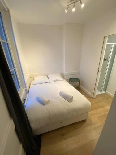 une chambre avec un lit avec deux oreillers dessus dans l'établissement Coeur de Ville T2 Centre Jaude, à Clermont-Ferrand