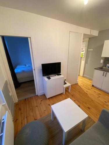 - un salon avec une chambre dotée d'un lit dans l'établissement Coeur de Ville T2 Centre Jaude, à Clermont-Ferrand