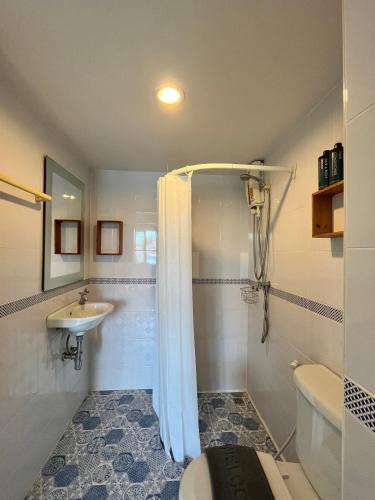 Bilik mandi di Nautical Home & Seashell House B&B