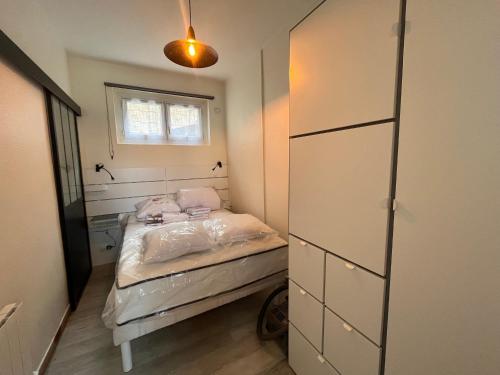 Posteľ alebo postele v izbe v ubytovaní Appartement cosy 4 pers à 50m de la plage et du marché, centre-ville des Sables-d'Olonne - FR-1-197-562