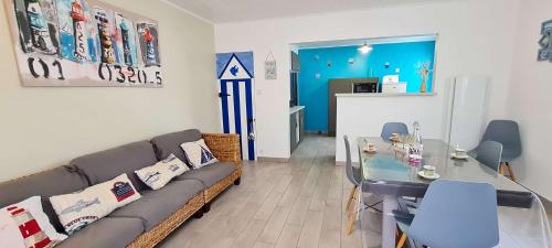 un salon avec un canapé et une table dans l'établissement Jolie villa au cœur de la Couarde, à La Couarde-sur-Mer