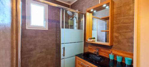 La cuisine est équipée d'un réfrigérateur et d'un évier. dans l'établissement Jolie villa au cœur de la Couarde, à La Couarde-sur-Mer