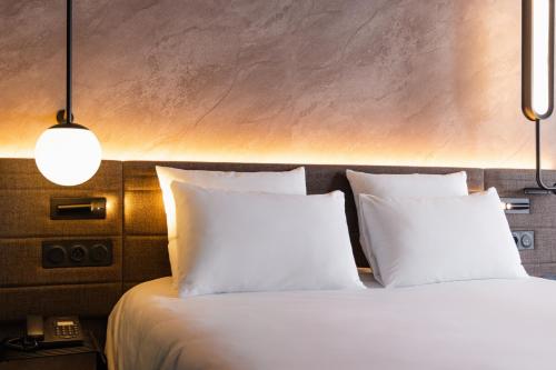 Ein Bett oder Betten in einem Zimmer der Unterkunft Novotel Paris Suresnes Longchamp