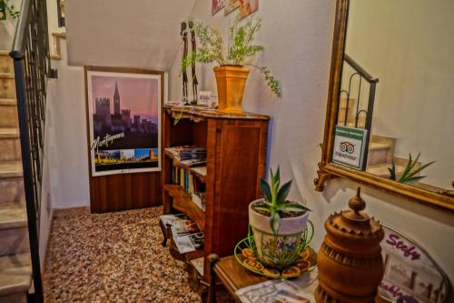 a room with a mirror and a table with a plant at Casa Stefy in Montagnana