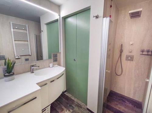 bagno con lavandino e doccia con specchio di Trilocale Laureati vista mare a 50m dalla spiaggia a San Benedetto del Tronto