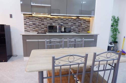 Cozy entire condo unit with pool access