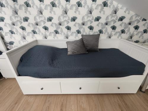 a white bed with two pillows on it in a room at Ô Loft - 3 chambres avec 3 salles de bains - parking - climatisation in Albi