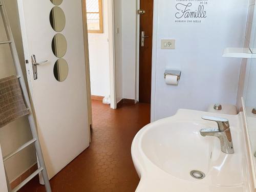 Kúpeľňa v ubytovaní Studio avec Terrasse et Parking à 300m de la Plage - Résidence Privée à Collioure - FR-1-309-372