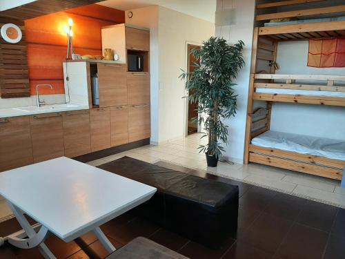 une cuisine avec une table et une salle à manger dans l'établissement Charmant T2 rénové à Capbreton à 2 min de la plage avec parking privé - FR-1-239-901, à Capbreton