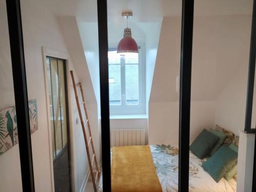 a small room with a bed and a window at ☆ T2 hypercentre ✢ plage à 400m ✢ tout équipé ☆ in Dinard