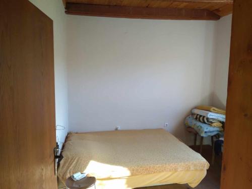 een kleine slaapkamer met een bed in een kamer bij Etno rural house,Bjelopavlići, Novo Selo, Danilovgrad in Danilovgrad
