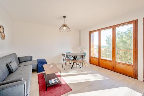 un salon avec un canapé et une table dans l'établissement Superbe Appartement - Exposition Plein Sud, à Hyères
