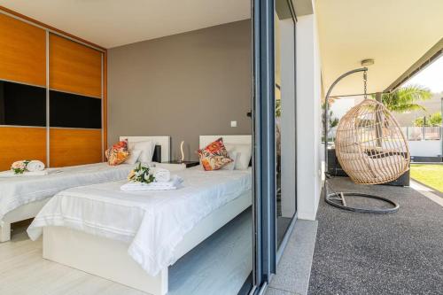 Casa Mia, a Dream Spot With Heated Pool tesisinde bir odada yatak veya yataklar