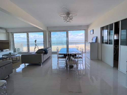 un salon avec un canapé et une table dans l'établissement Grand T3 avec 2 terrasses et accès direct plage - FR-1-420-129, à Arcachon