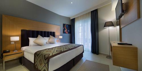 Postel nebo postele na pokoji v ubytování Ramada Resort Kusadasi & Golf