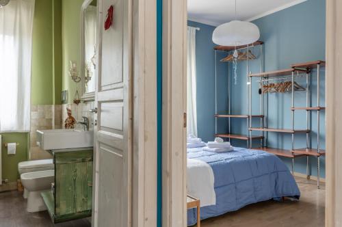 een slaapkamer met een bed en een badkamer met een wastafel bij Bell’occhio Colorful Apartment with parking in Perugia