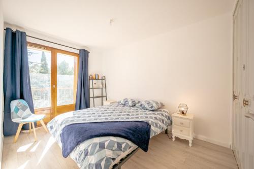 une chambre blanche avec un lit et une fenêtre dans l'établissement Superbe Appartement - Exposition Plein Sud, à Hyères