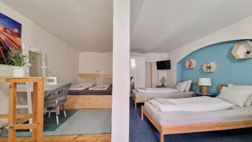 ブダペストにあるHip Apartment at the Museumのベッドルーム1室(ベッド2台付)、リビングルームが備わります。