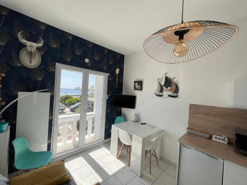 un salon avec une table et une fenêtre dans l'établissement Appartement T2 aux Sables-d'Olonne, 4 couchages, proche mer - FR-1-197-575, à Les Sables-dʼOlonne