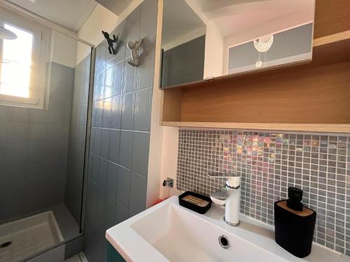 une salle de bain avec un lavabo et une douche dans l'établissement Appartement T2 aux Sables-d'Olonne, 4 couchages, proche mer - FR-1-197-575, à Les Sables-dʼOlonne
