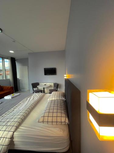 ein Schlafzimmer mit einem großen Bett in einem Zimmer in der Unterkunft GMZ SUİT in Istanbul