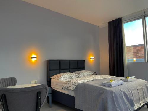 1 Schlafzimmer mit 2 Betten und einem großen Fenster in der Unterkunft GMZ SUİT in Istanbul